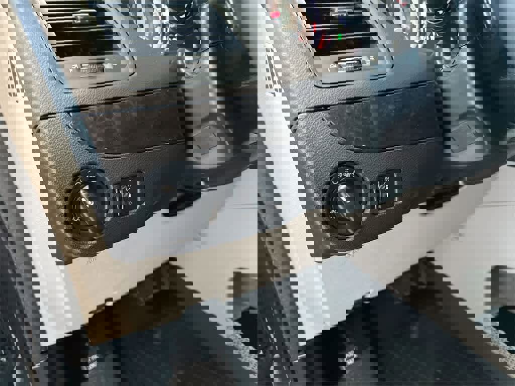 Used 2015 Dodge Grand Caravan SXT w/ UConnect Hands-Free Group image 35