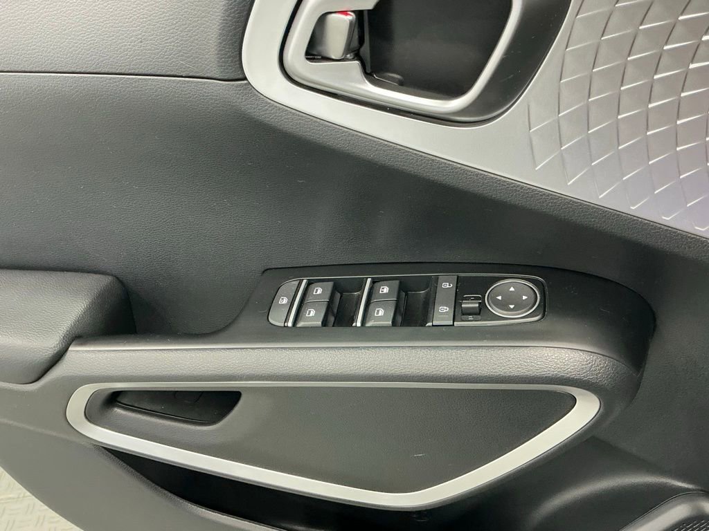 Used 2025 Kia Soul LX w/ LX Technology Package image 35