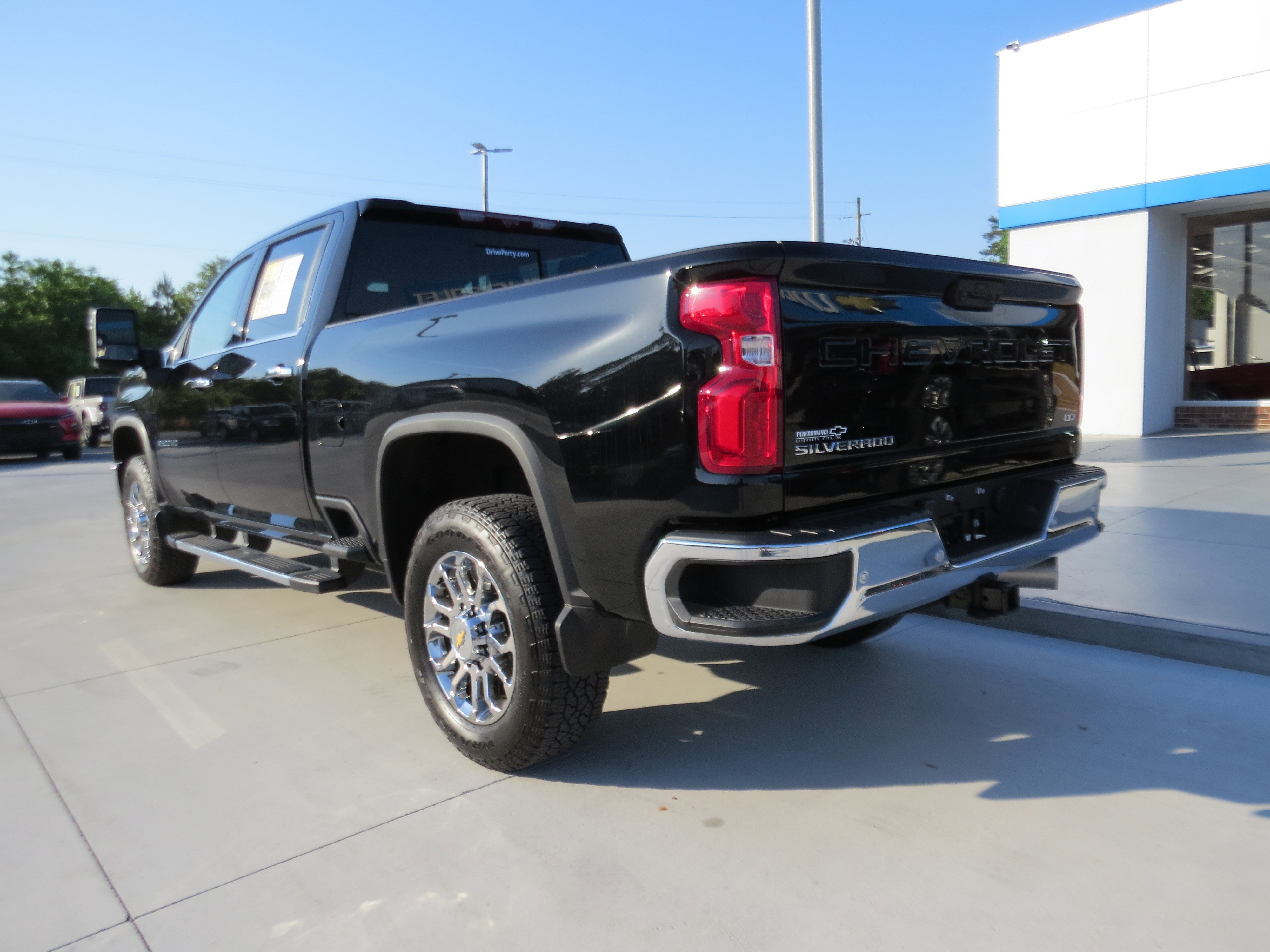 Used 2024 Chevrolet Silverado 2500 LTZ w/ LTZ Convenience Package AWD/4WD image 4