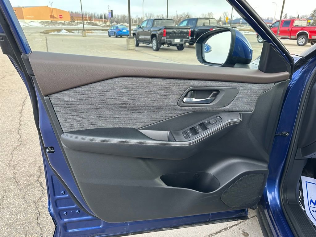 Used 2023 Nissan Rogue SV image 12