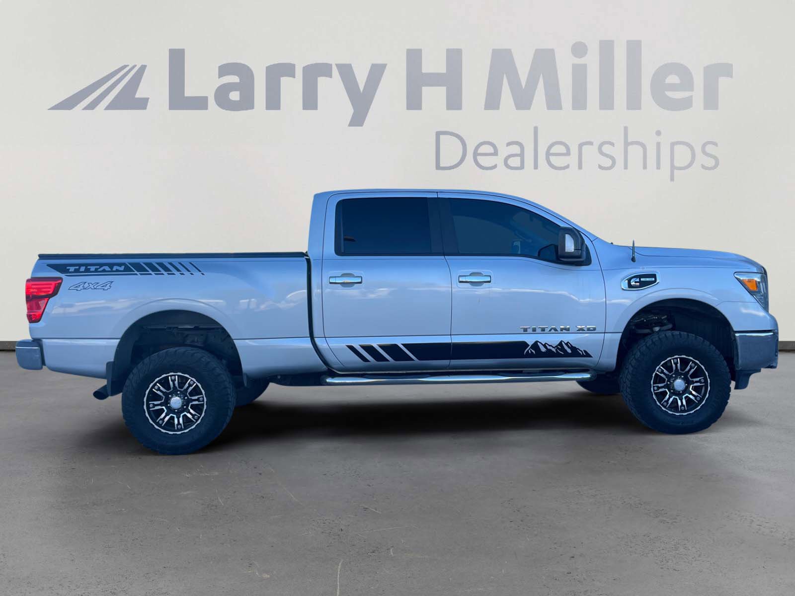 Used 2017 Nissan Titan SV image 6