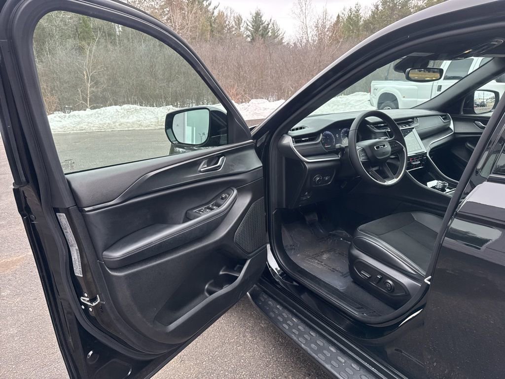Used 2024 Jeep Grand Cherokee L Altitude image 13