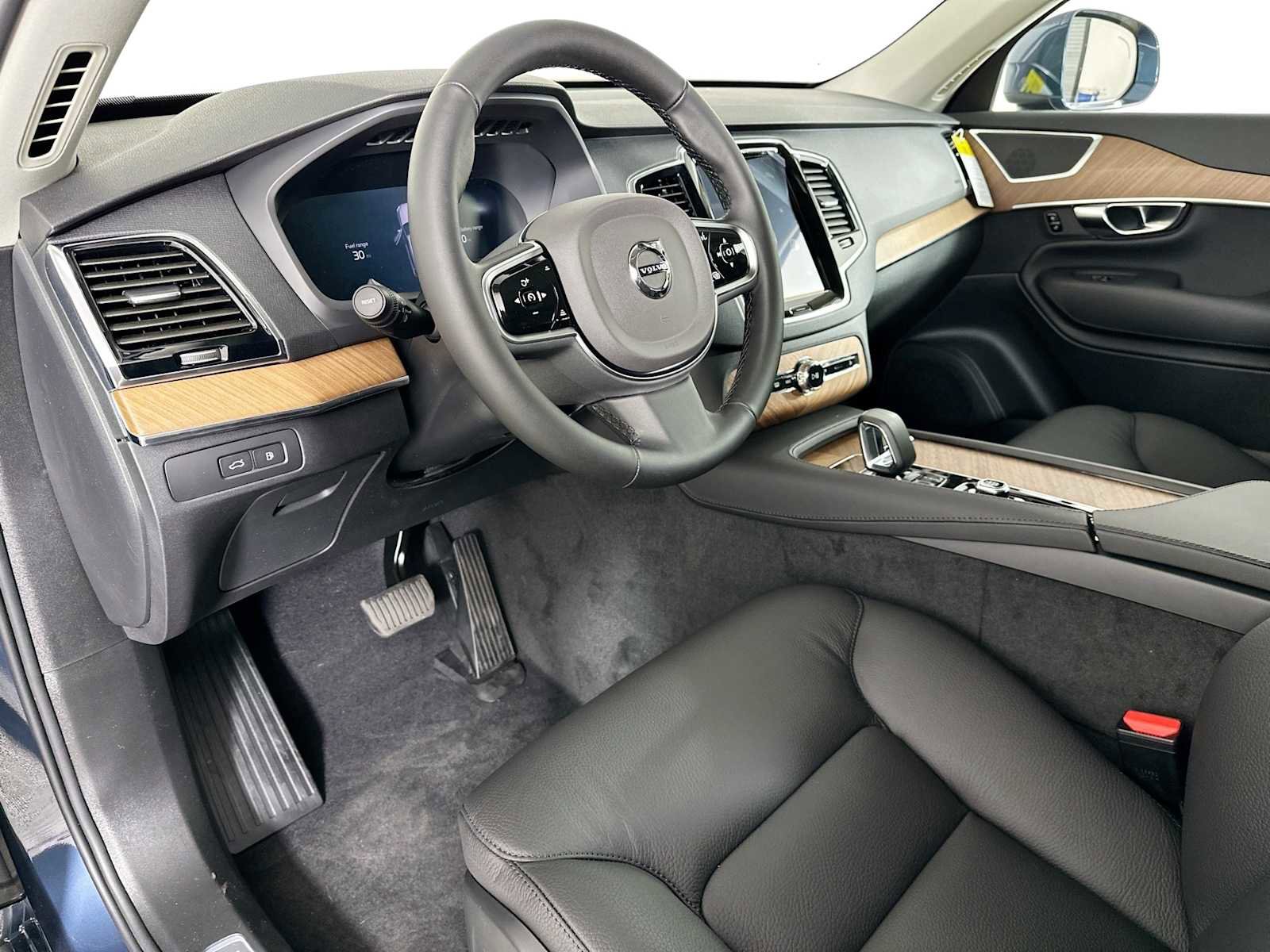 Certified 2025 Volvo XC90 T8 Plus w/ Protection Package Premier image 7