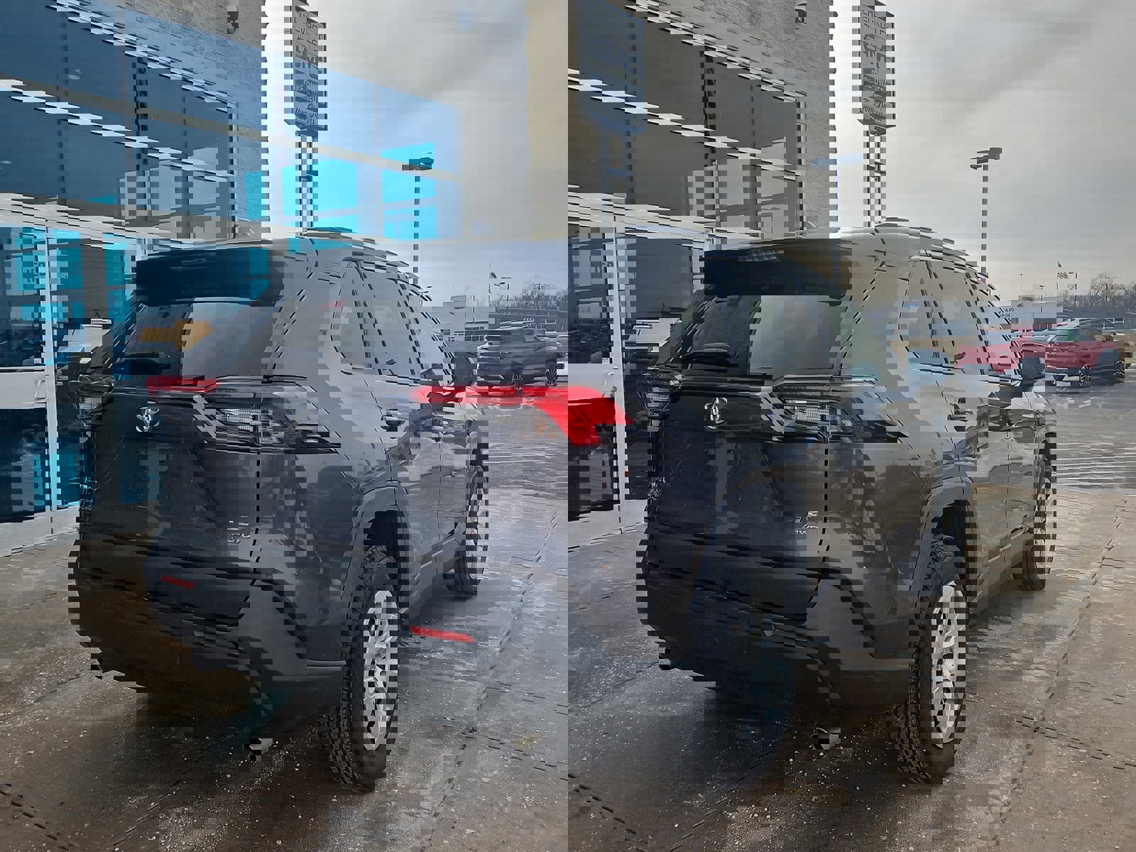 Used 2021 Toyota RAV4 LE image 4