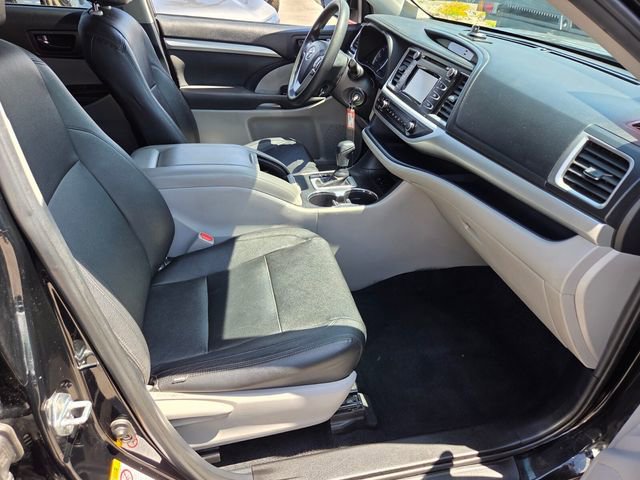 Used 2019 Toyota Highlander LE w/ Carpet Mat Package (TMS) FWD image 15