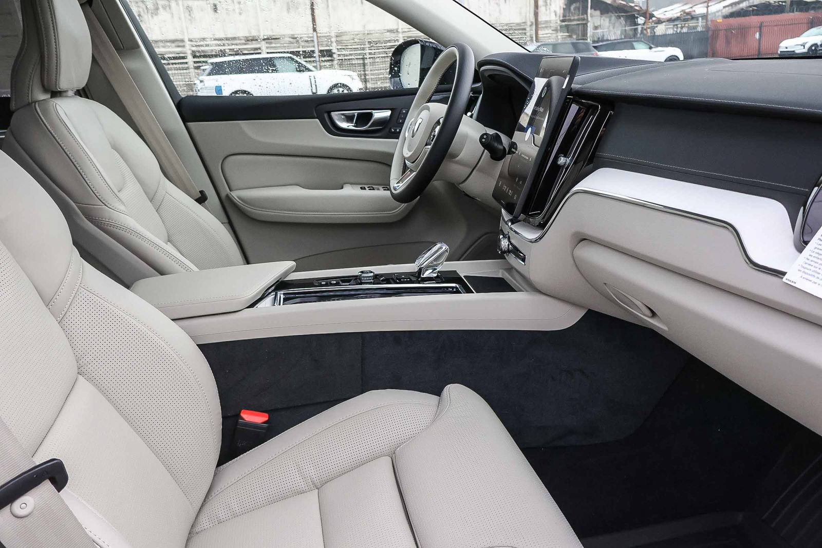 New 2026 Volvo XC60 T8 Ultra w/ Protection Package Premier AWD/4WD image 18
