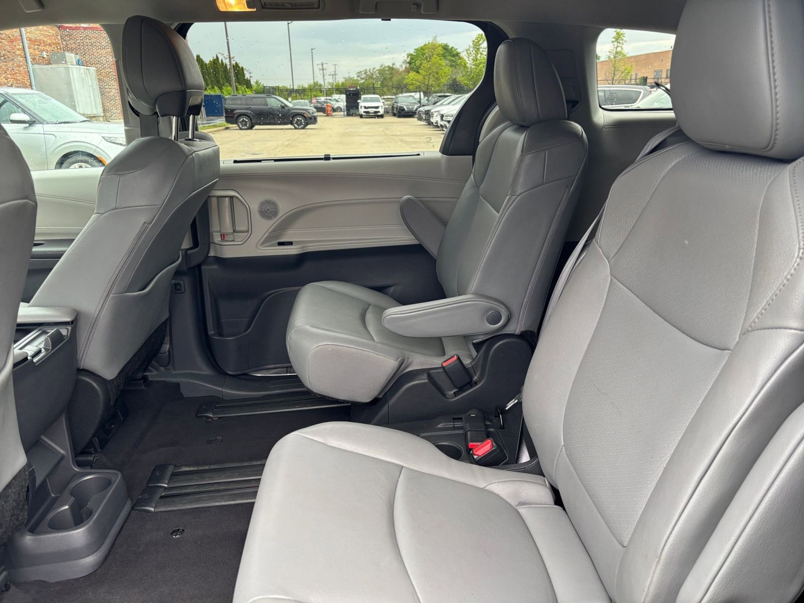 Used 2024 Toyota Sienna XLE FWD image 25