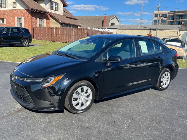 Used 2023 Toyota Corolla LE image 3