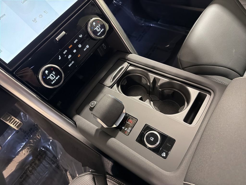 New 2026 Land Rover Discovery Dynamic SE image 17