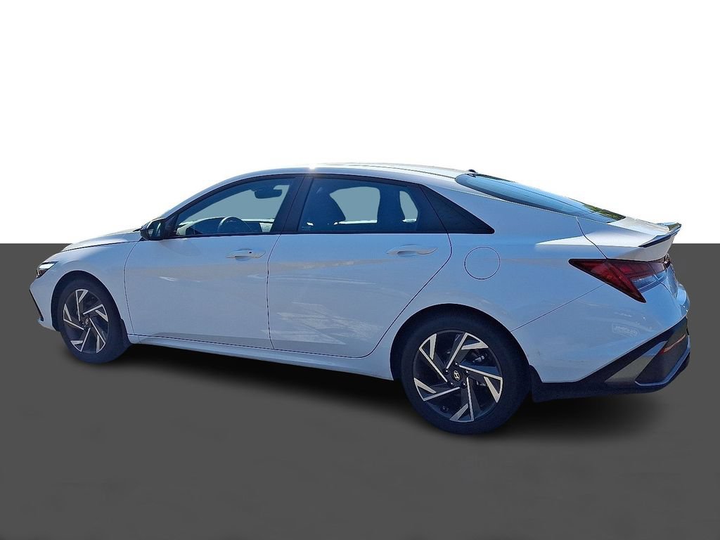 Used 2025 Hyundai Elantra SEL FWD image 5
