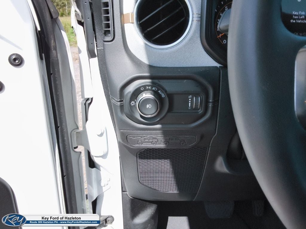 Used 2025 Jeep Wrangler Unlimited Sahara AWD/4WD image 24