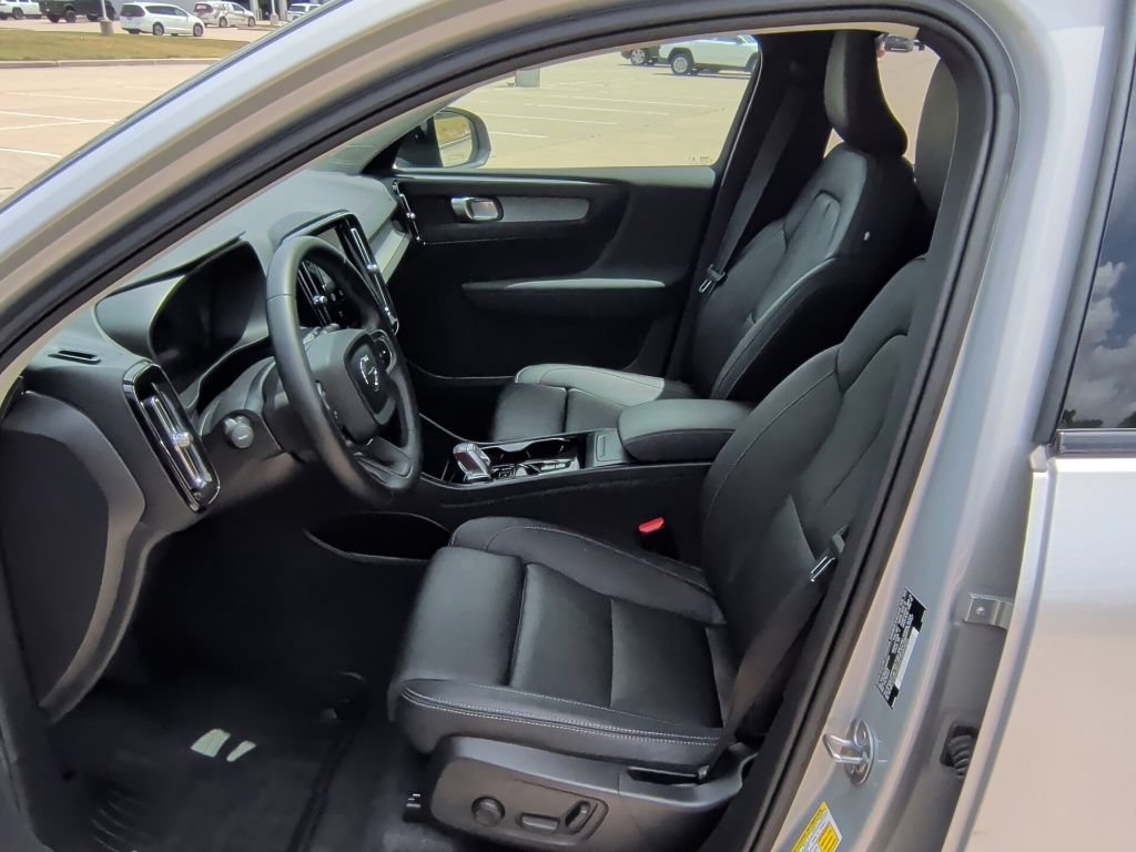 Used 2025 Volvo XC40 B5 Plus AWD/4WD image 13