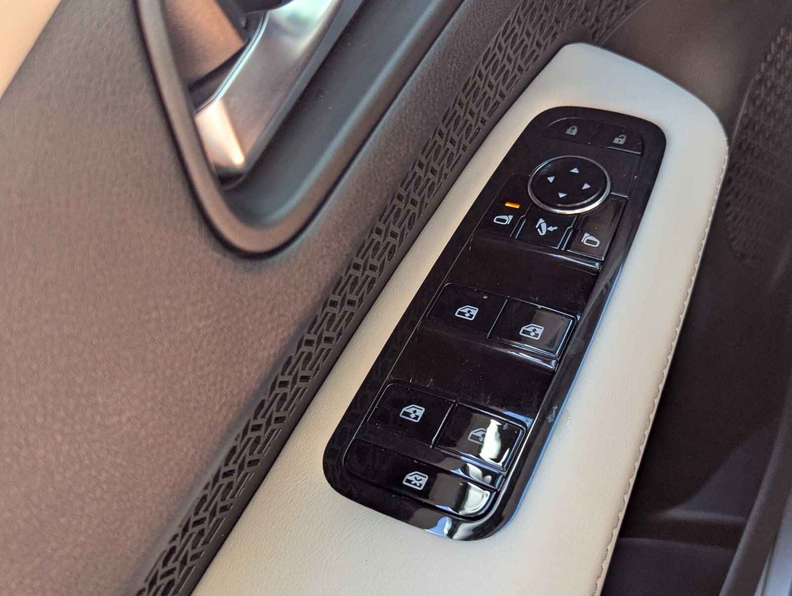 Certified 2025 Nissan Ariya AWD image 34