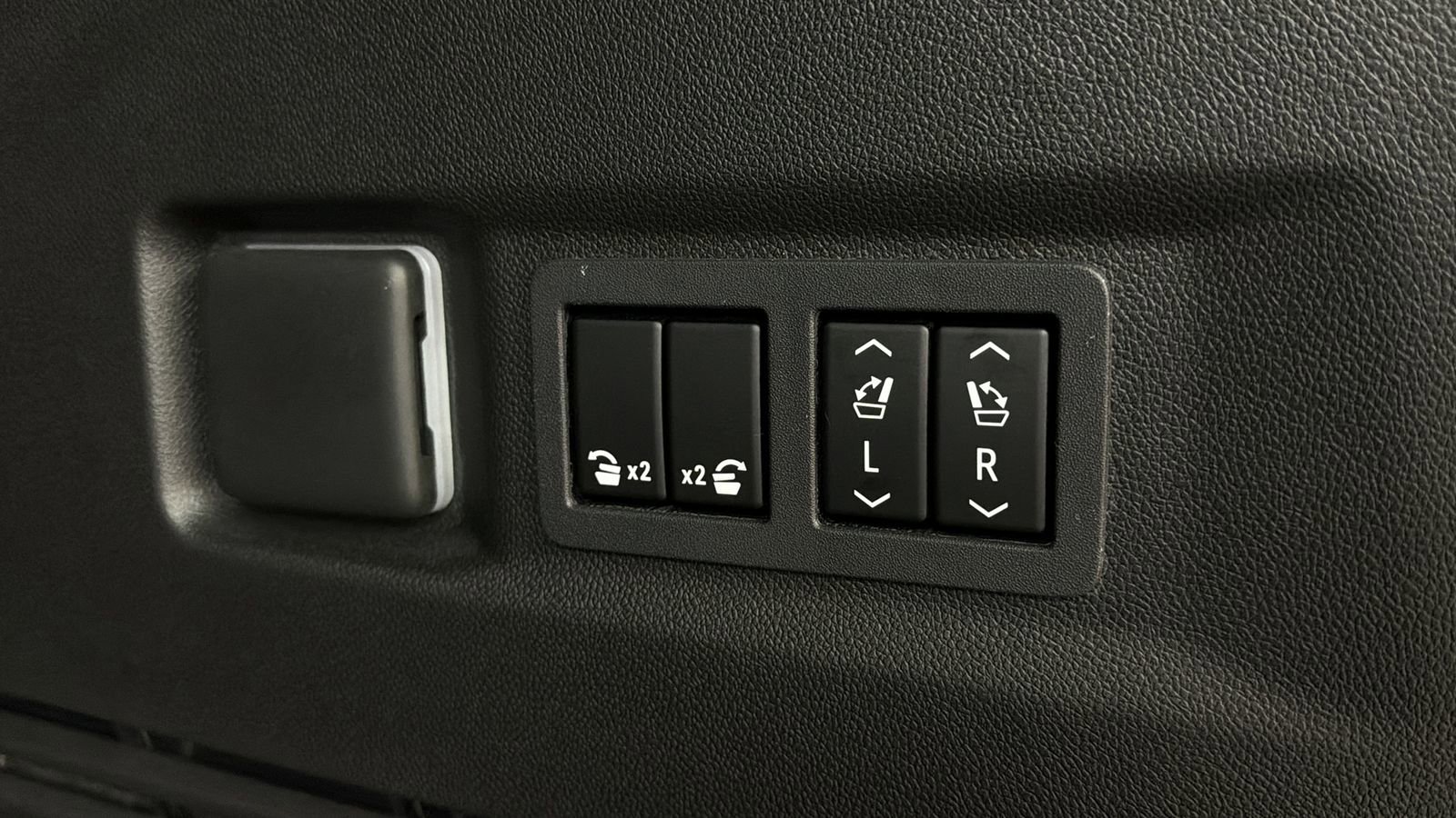 Used 2026 GMC Yukon Denali w/ Sun & Power Step Package AWD/4WD image 15