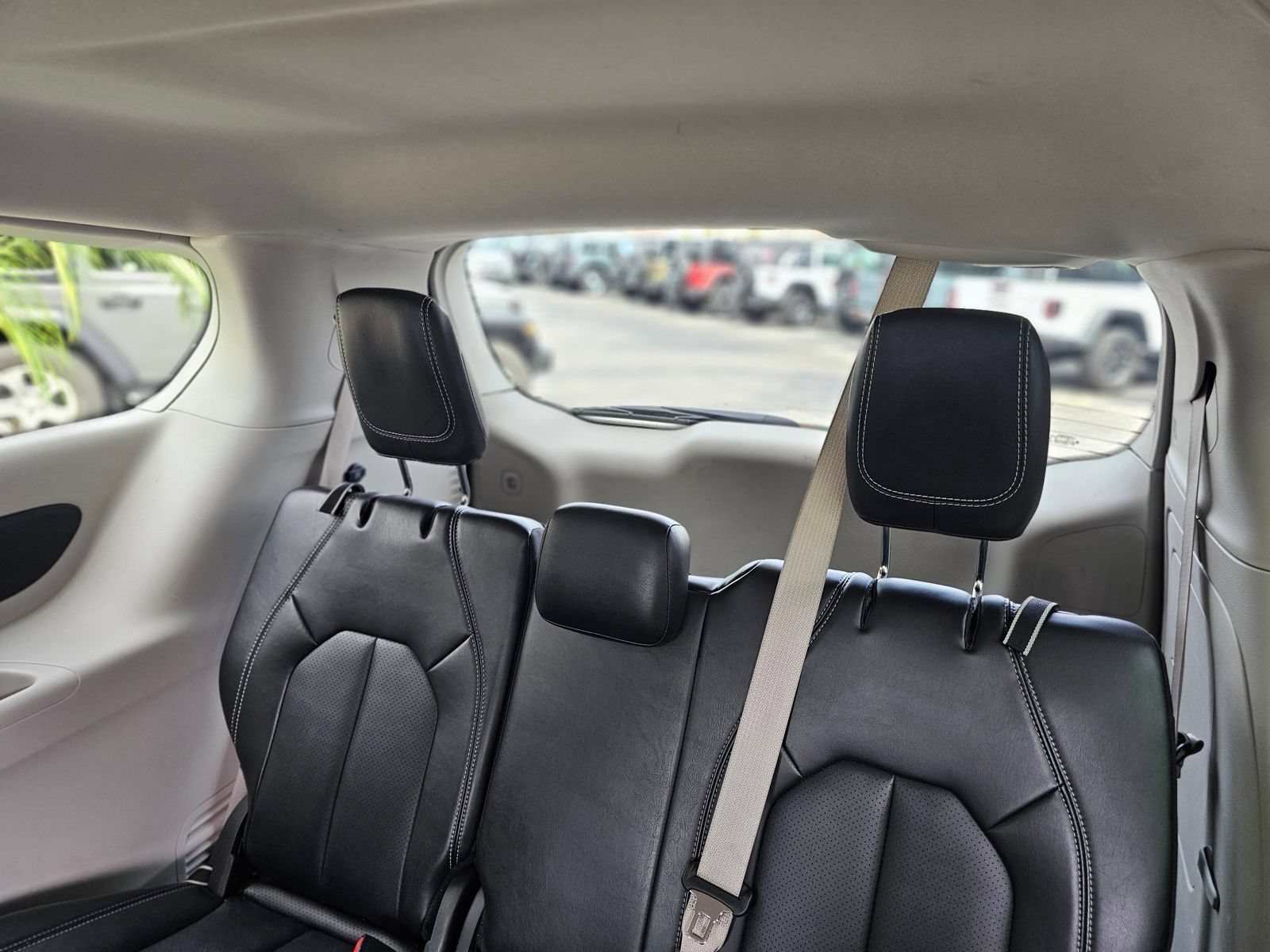 Used 2024 Chrysler Pacifica Limited FWD image 27