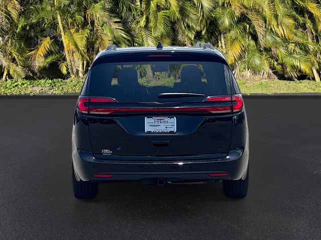Used 2024 Chrysler Pacifica Limited w/ Uconnect Theater Family Group AWD/4WD image 7