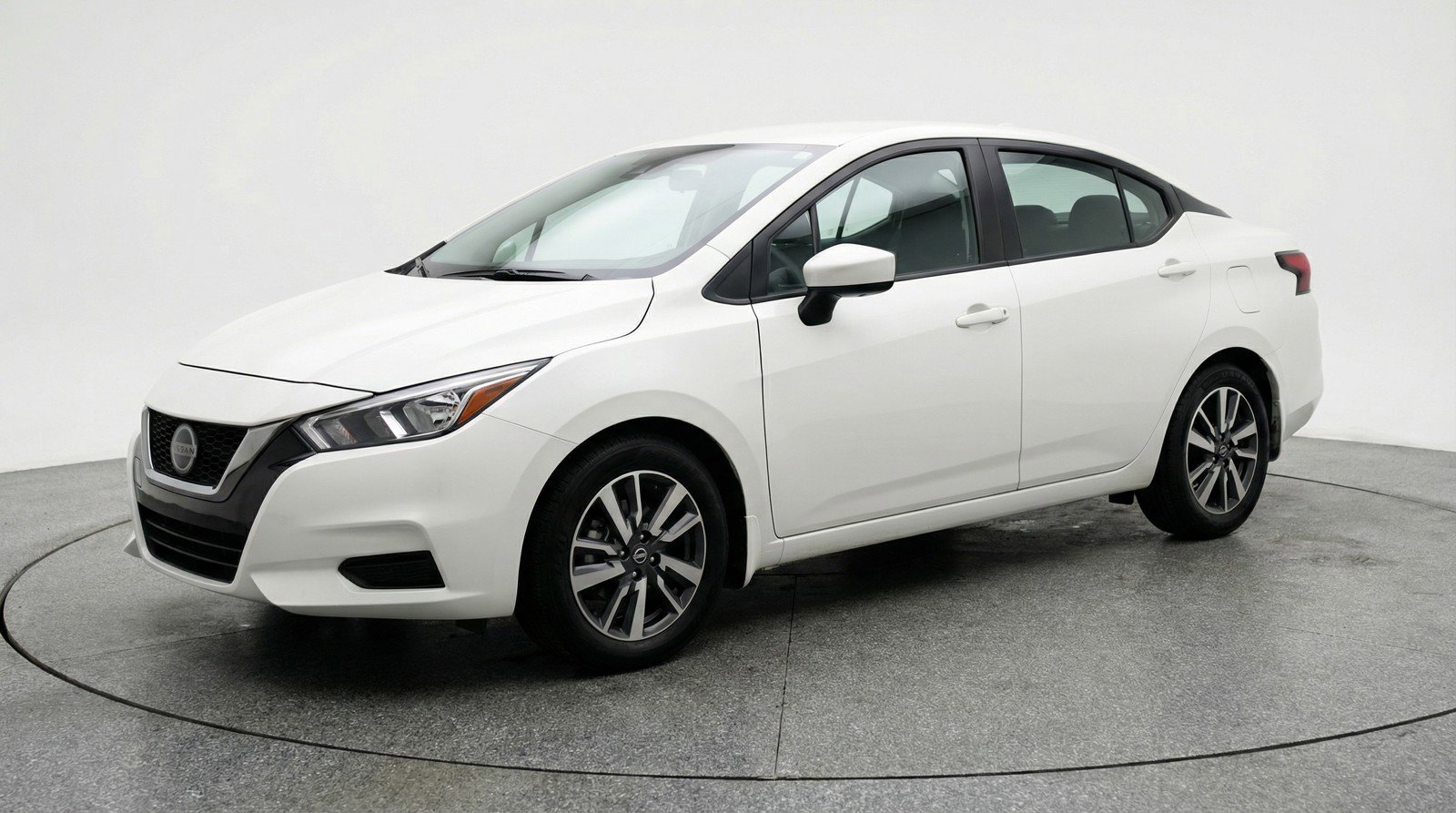 Used 2025 Nissan Versa SV image 3