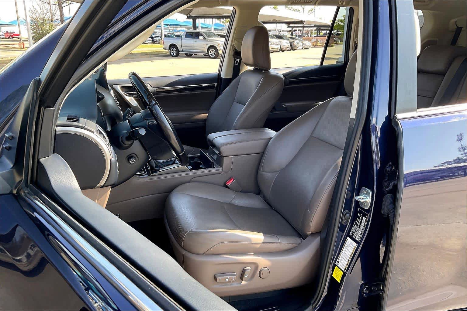 Used 2023 Lexus GX 460 Luxury w/ Accessory Package AWD/4WD image 8