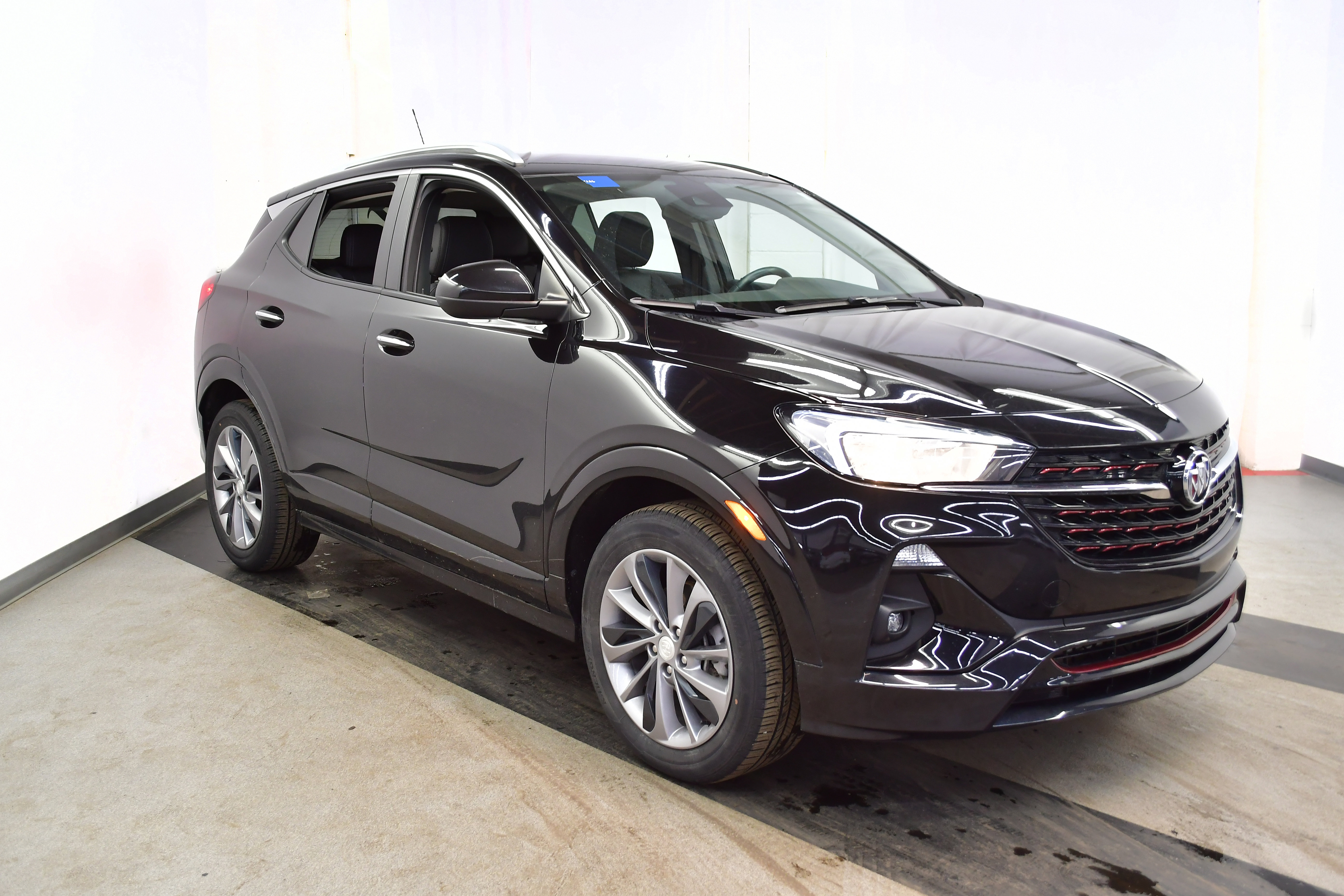 Used 2023 Buick Encore GX Select w/ Sport Touring Package image 2