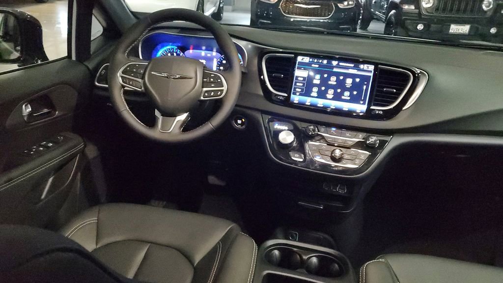 Used 2025 Chrysler Voyager LX image 12