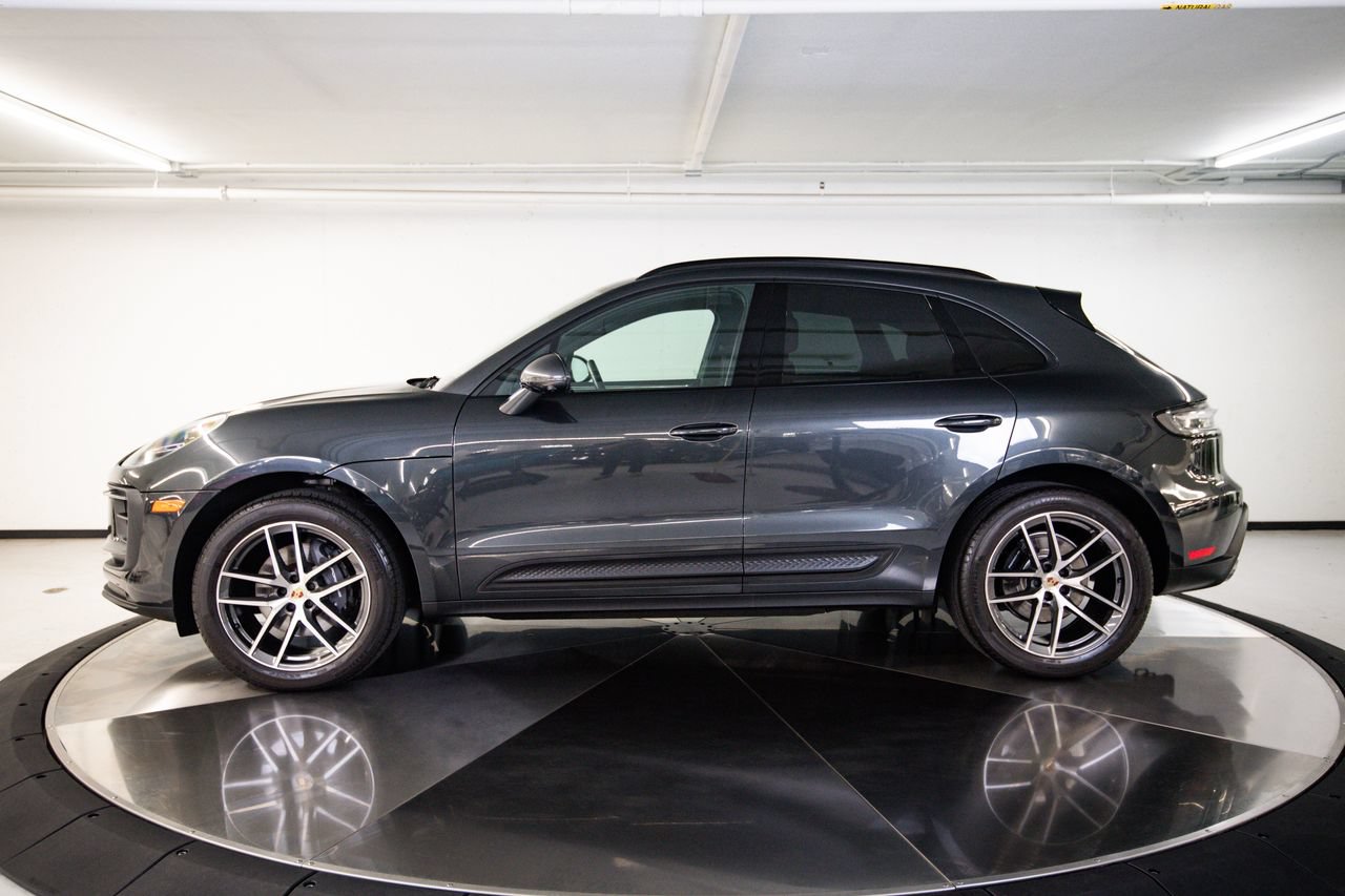 Certified 2024 Porsche Macan AWD/4WD image 2