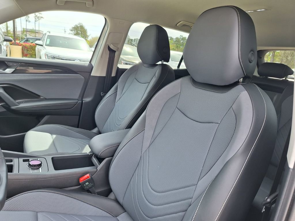 Used 2025 Volkswagen Tiguan SE FWD image 11