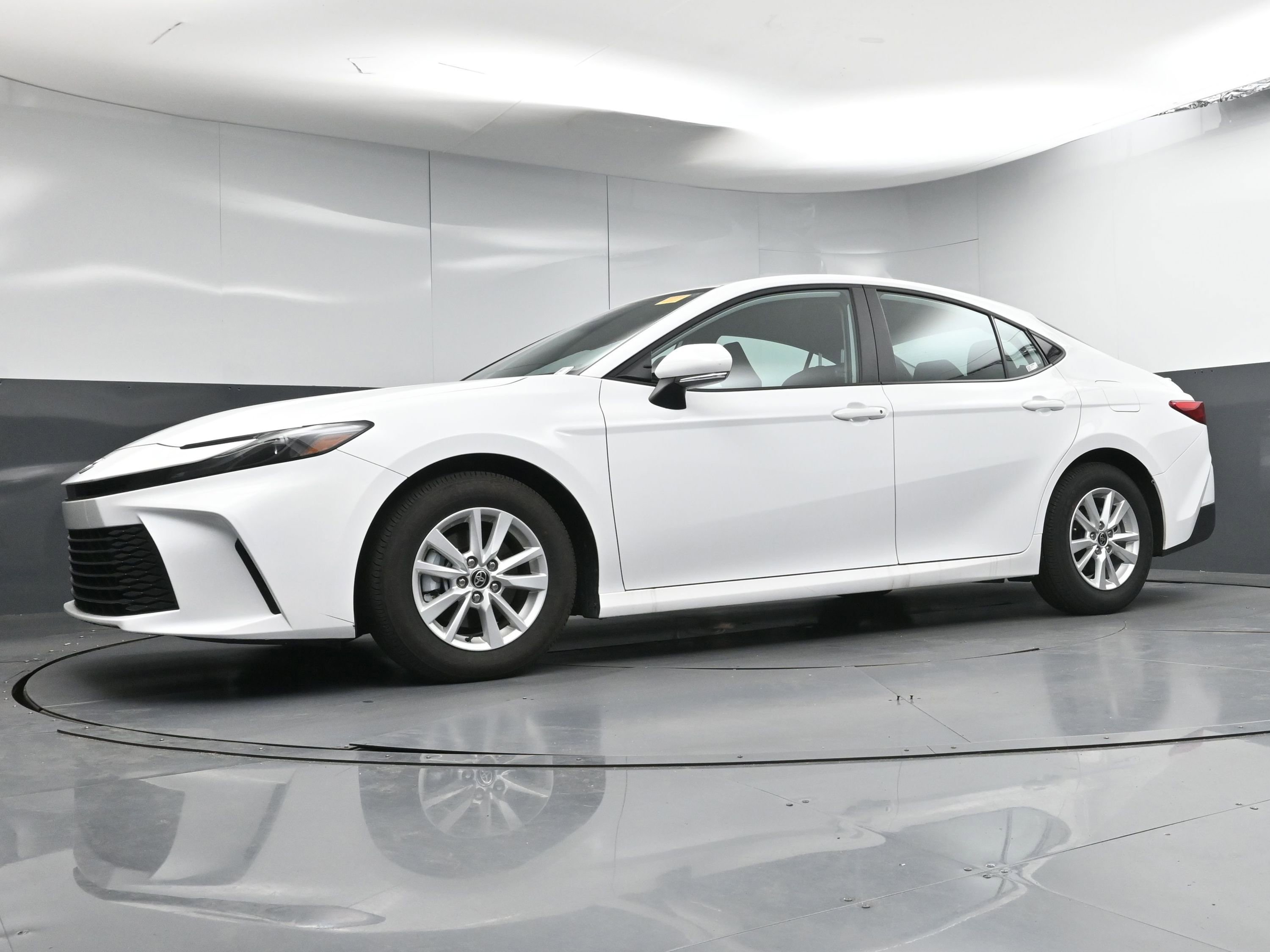 Used 2025 Toyota Camry LE w/ Convenience Package image 25