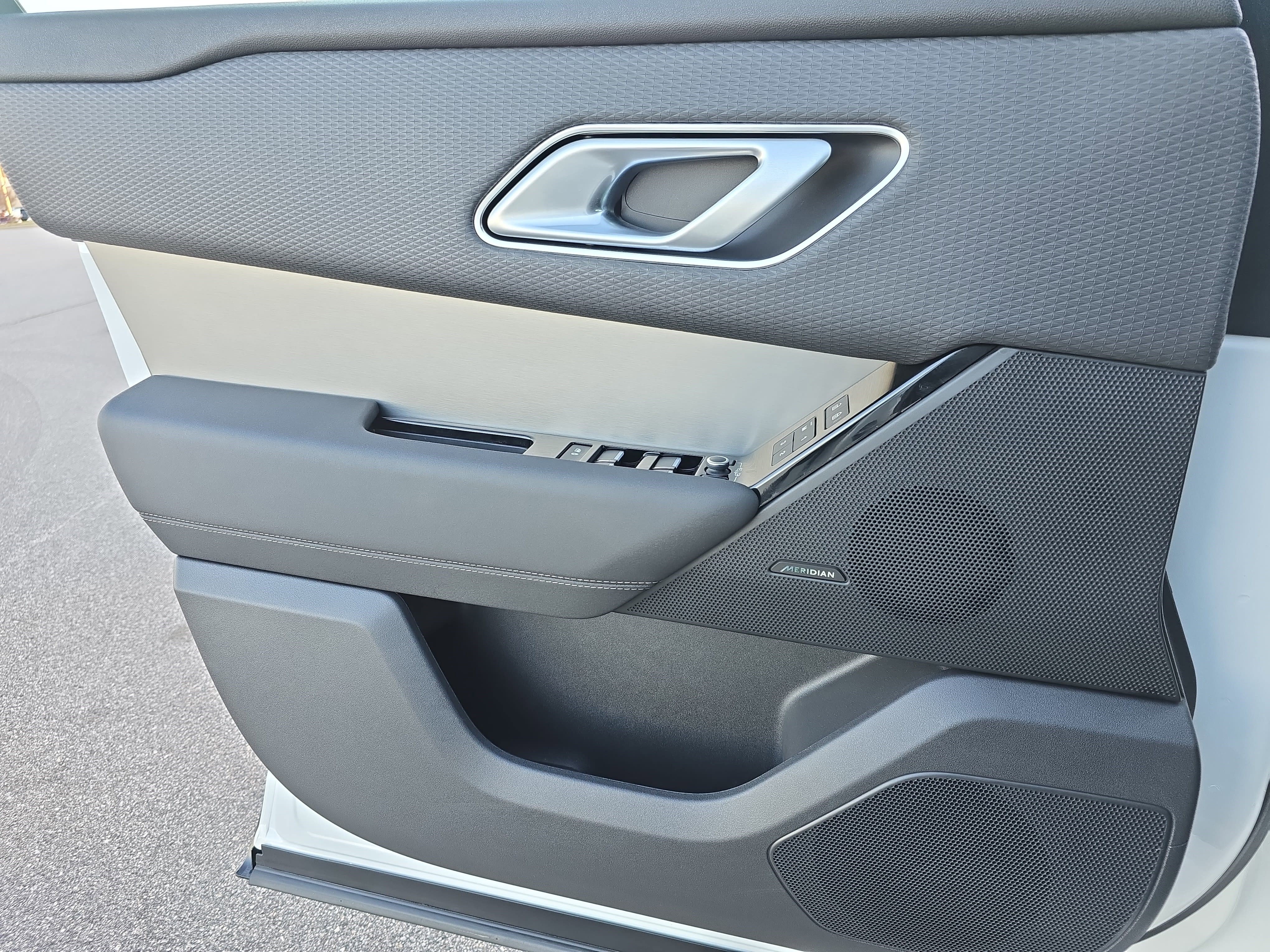 Used 2022 Land Rover Range Rover Velar R-Dynamic S image 25