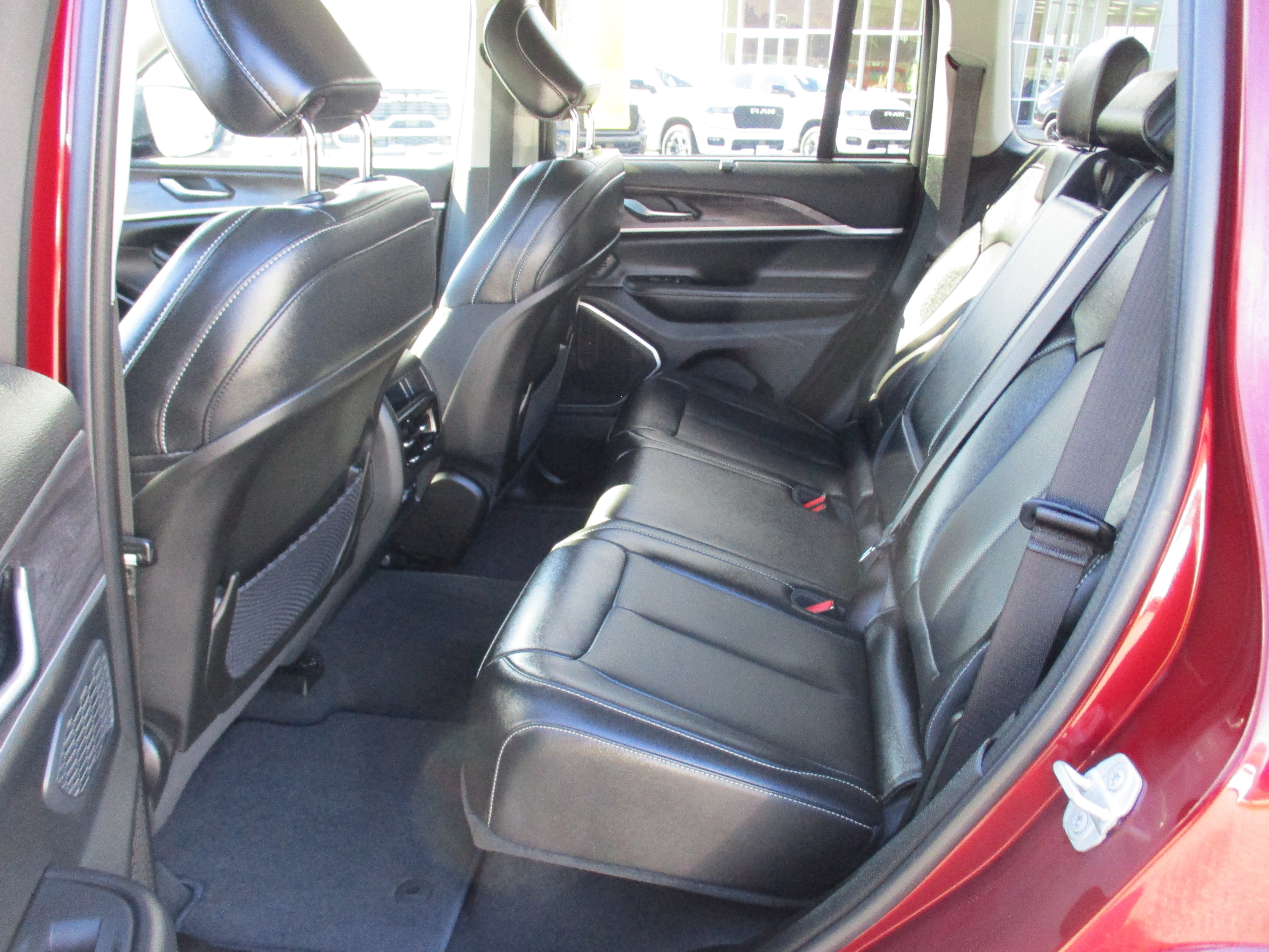 Used 2023 Jeep Grand Cherokee Limited w/ Luxury Tech Group II AWD/4WD image 12