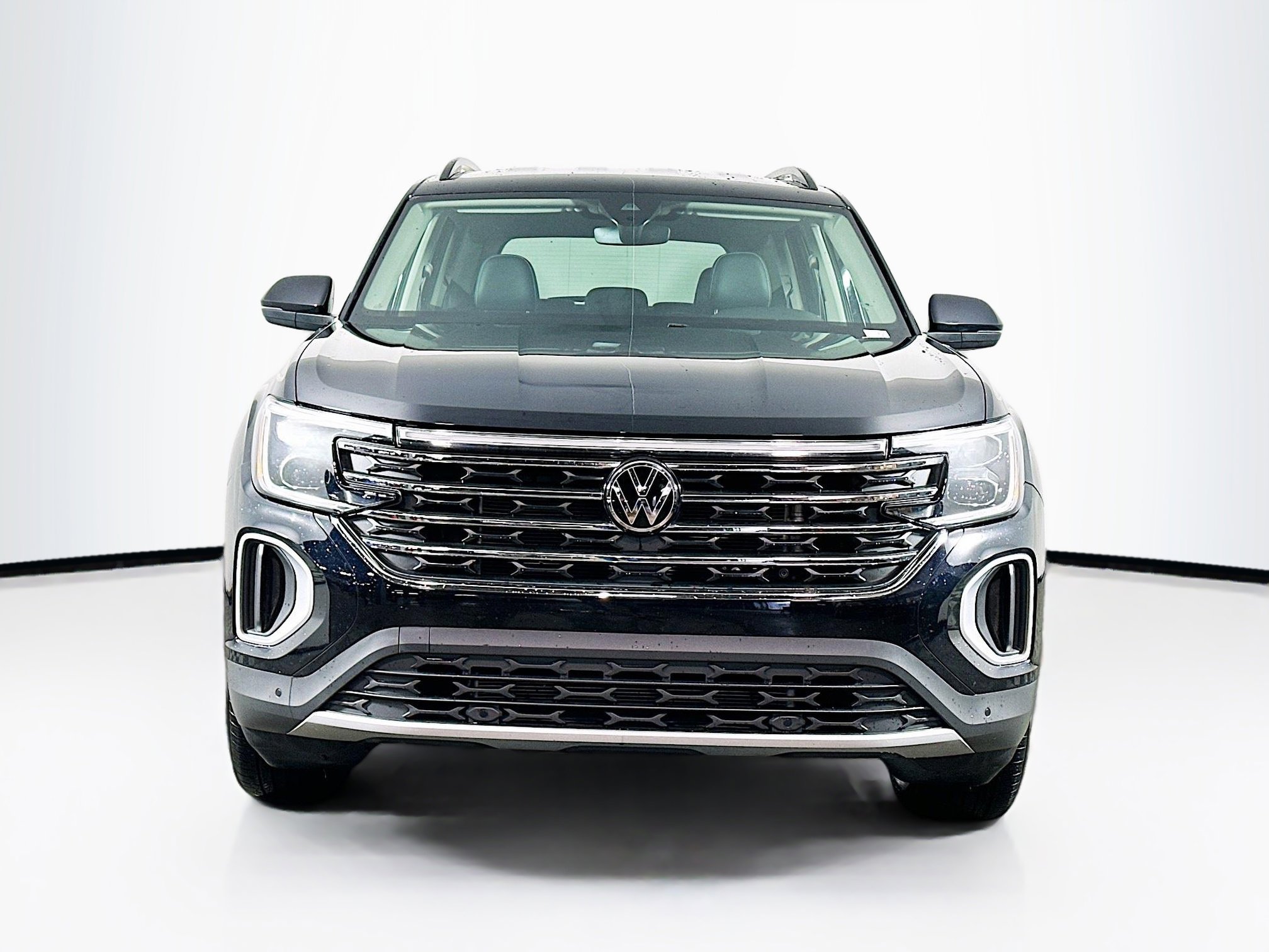 Used 2025 Volkswagen Atlas SE image 2