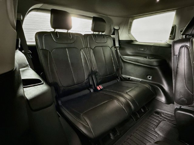 Used 2023 Jeep Grand Cherokee L Limited w/ Black Appearance Package AWD/4WD image 30