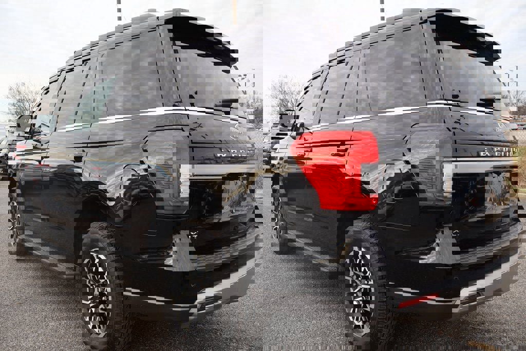 Used 2024 Ford Expedition XLT image 4