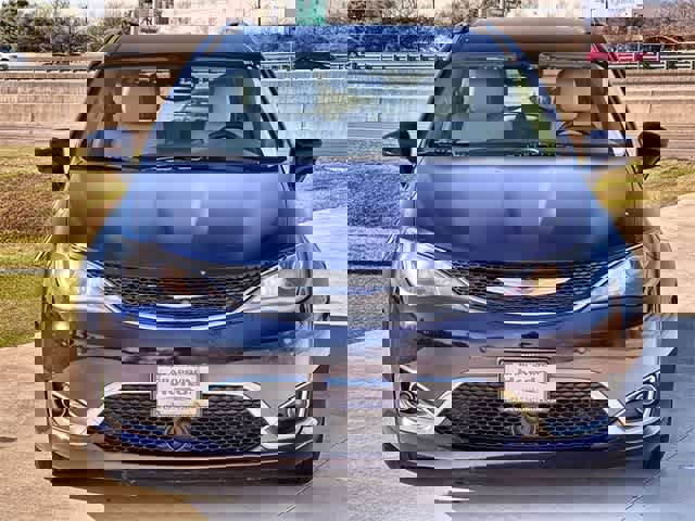 Used 2020 Chrysler Pacifica Touring-L w/ Tire & Wheel Group image 7