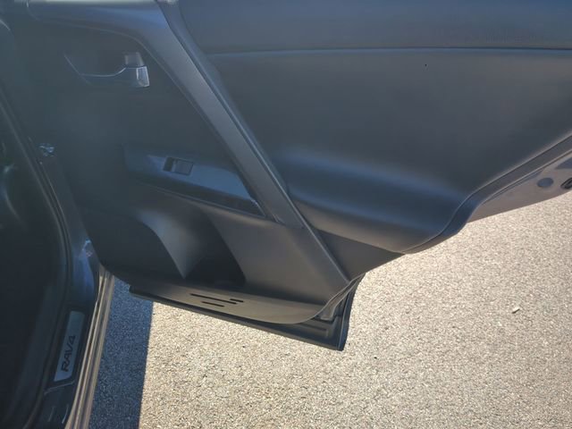 Used 2017 Toyota RAV4 SE image 32