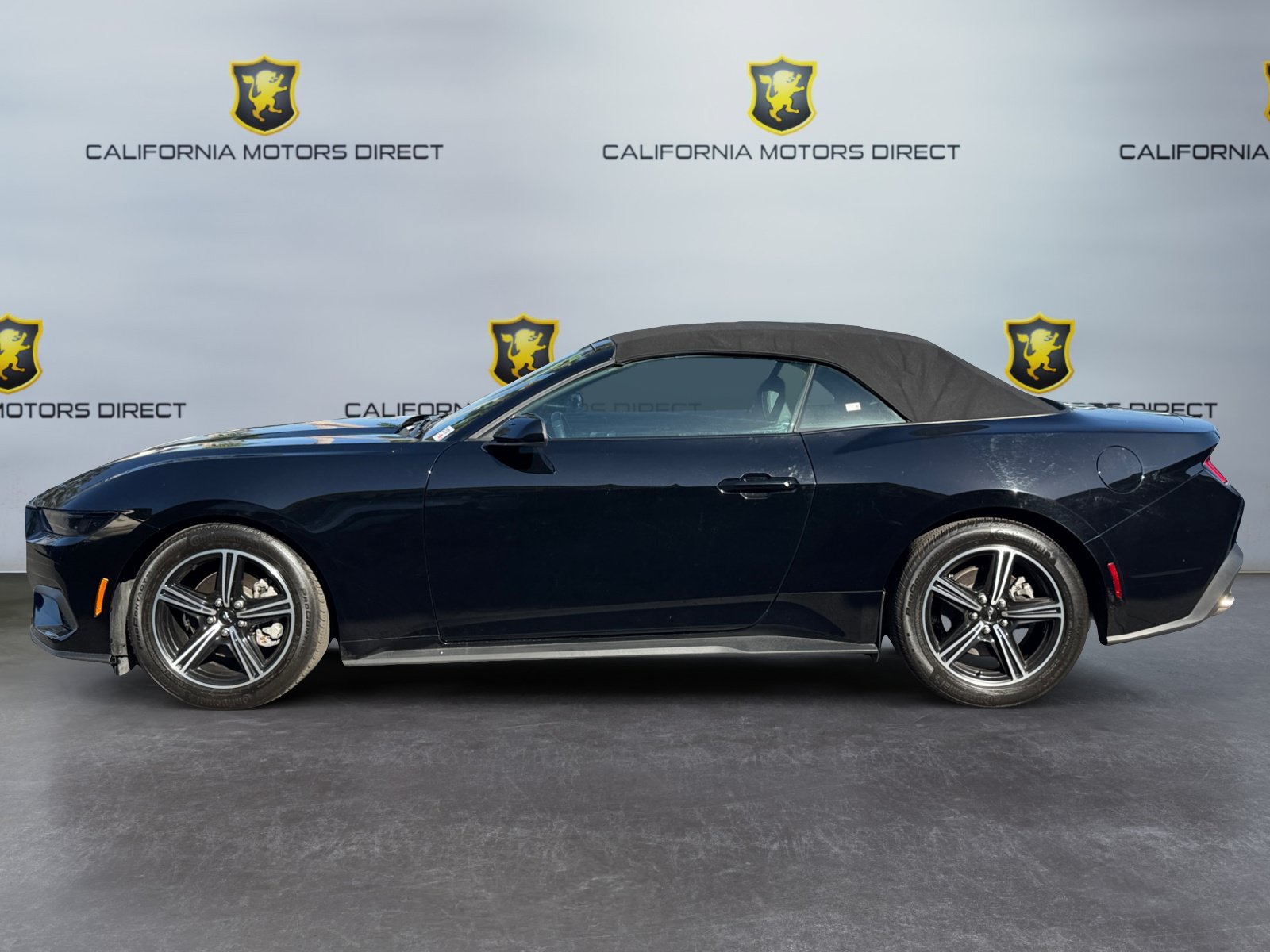Used 2025 Ford Mustang Convertible RWD image 2