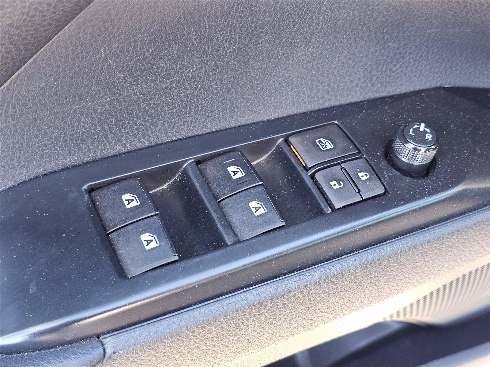 Used 2020 Toyota Camry SE FWD image 15