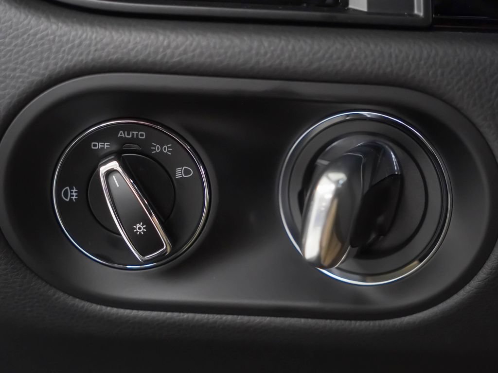 Certified 2026 Porsche Macan AWD/4WD image 25