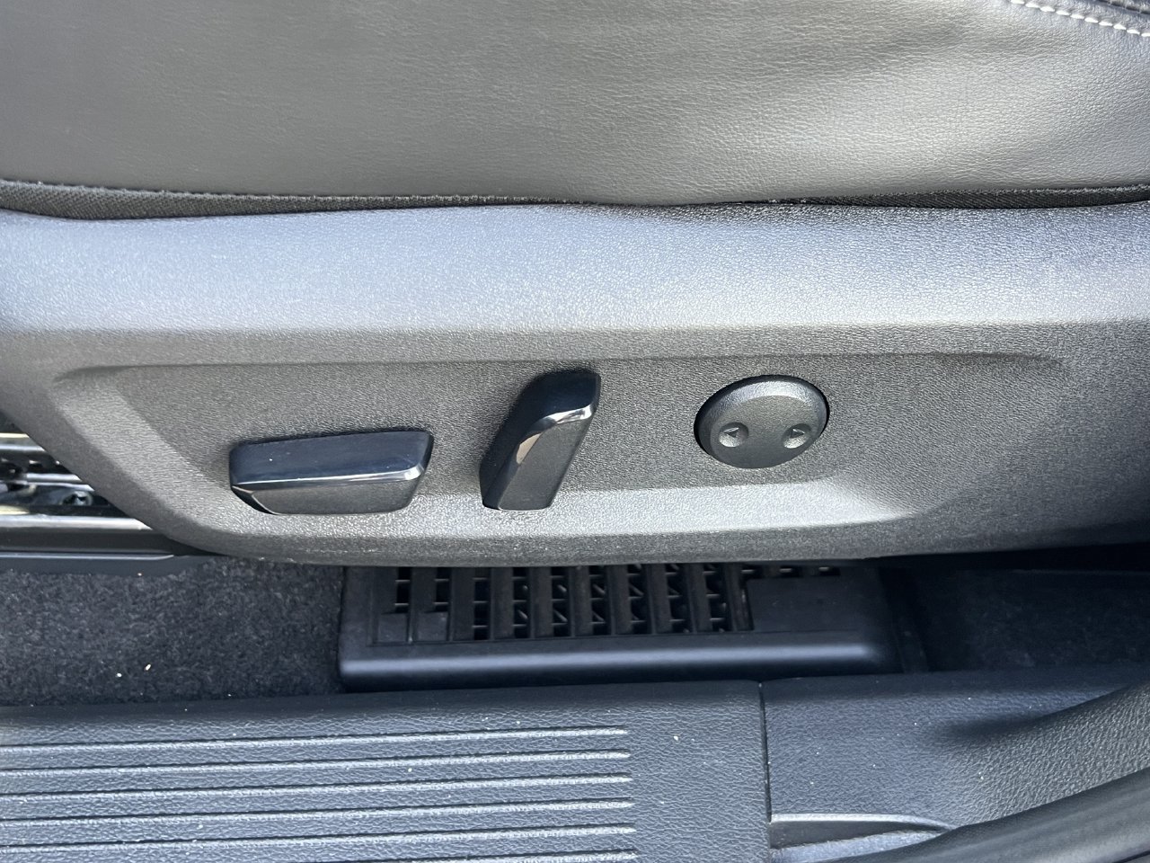 Used 2024 Nissan Rogue Platinum FWD image 9