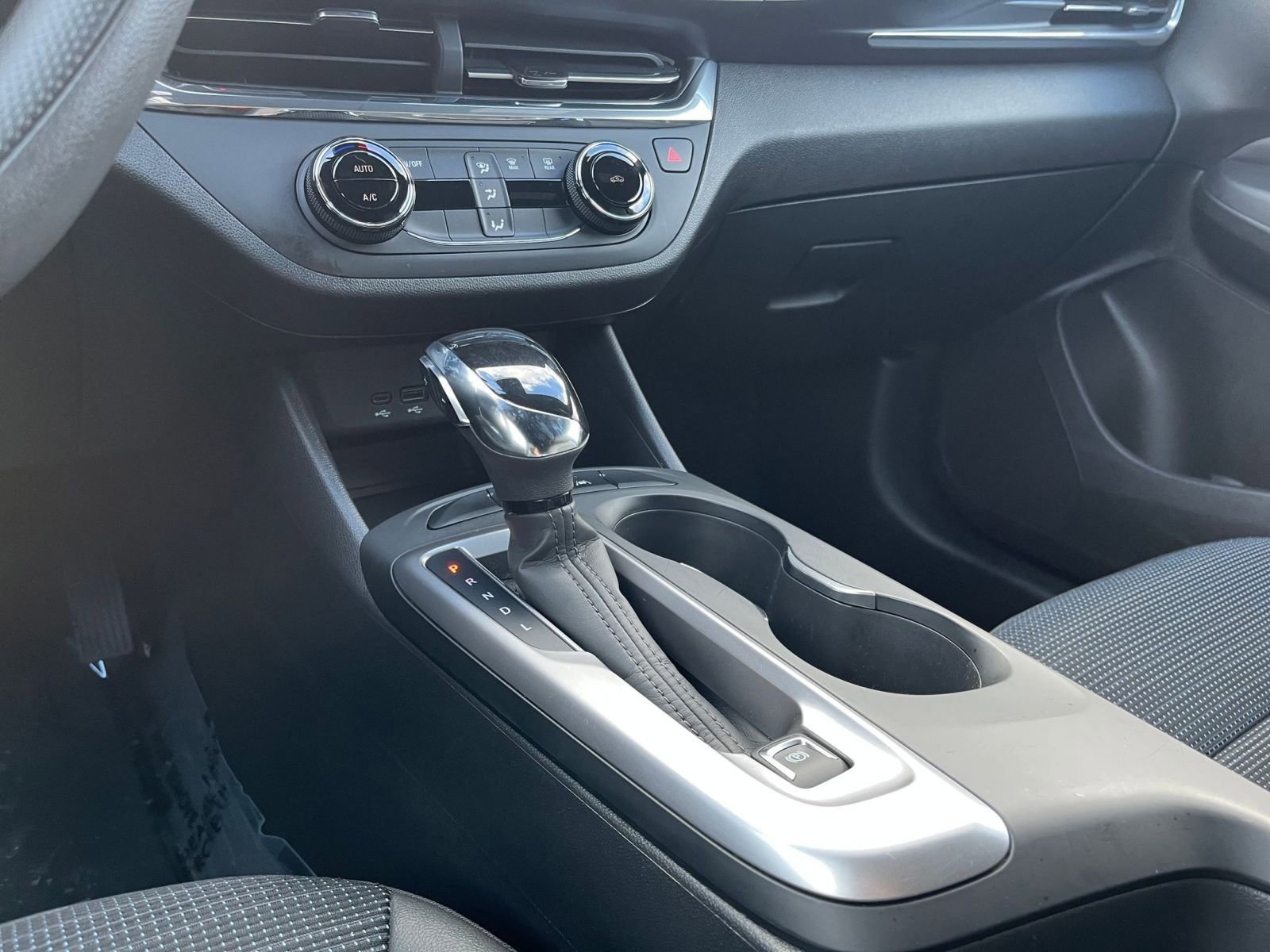 Used 2025 Buick Envista Preferred image 40