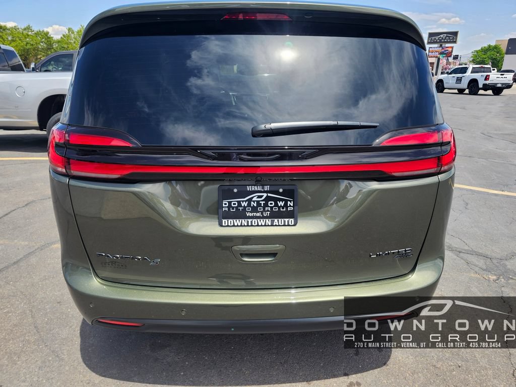 New 2027 Chrysler Pacifica Limited AWD/4WD image 4