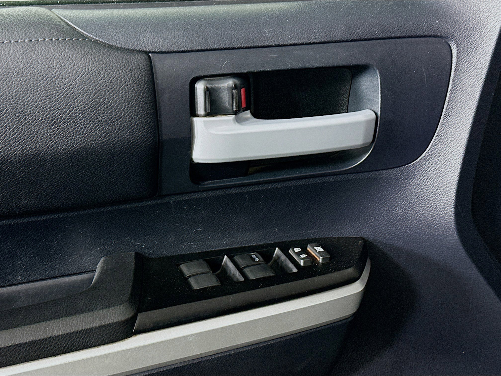 Used 2015 Toyota Tundra SR5 w/ SR5 Upgrade Package image 15