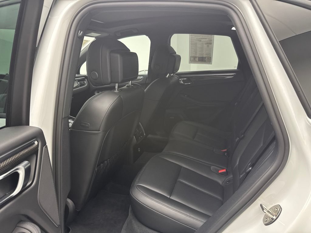 Certified 2022 Porsche Macan S AWD/4WD image 16
