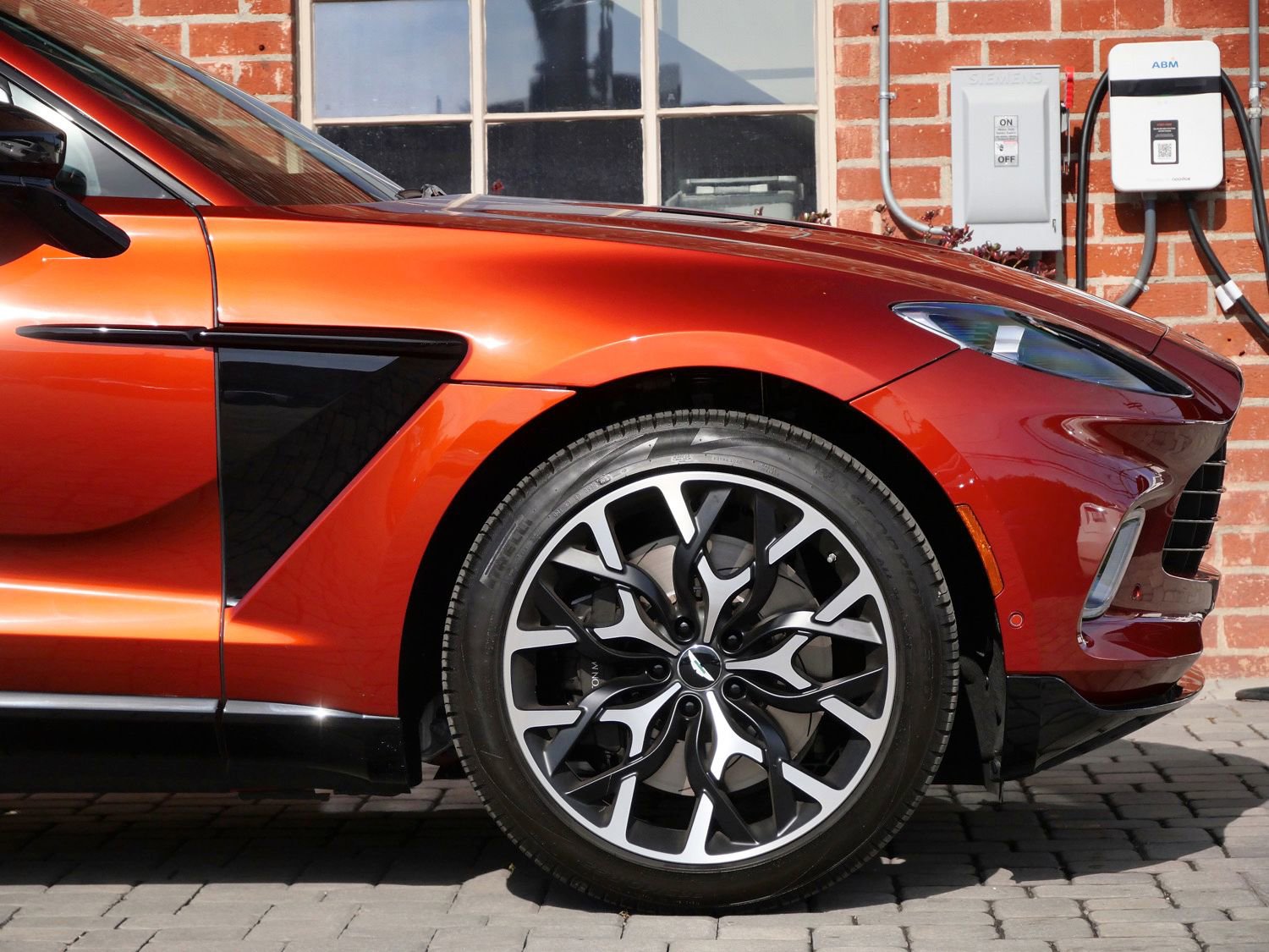 Used 2021 Aston Martin DBX AWD/4WD image 4