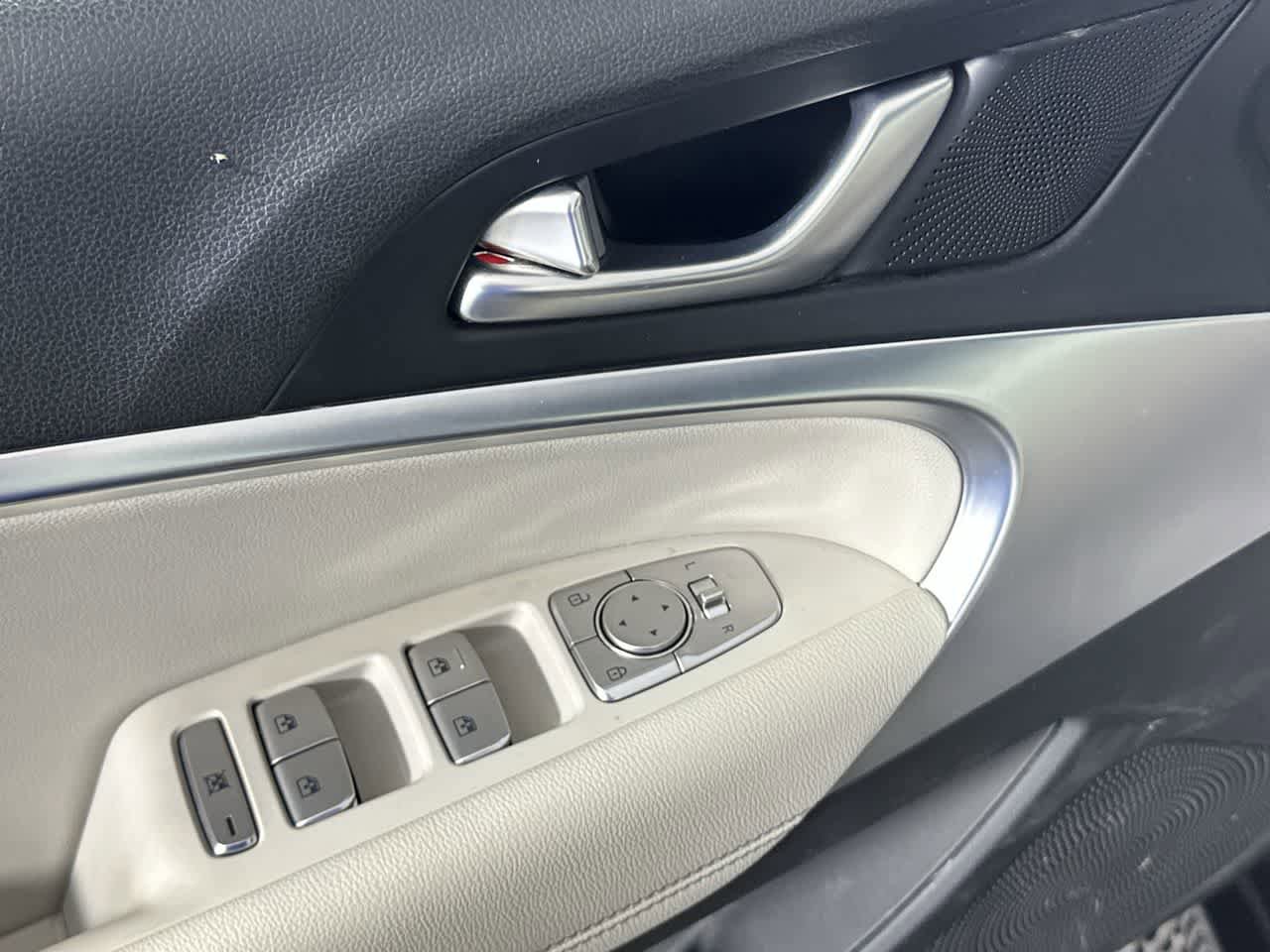 Used 2025 Genesis G70 2.5T image 11