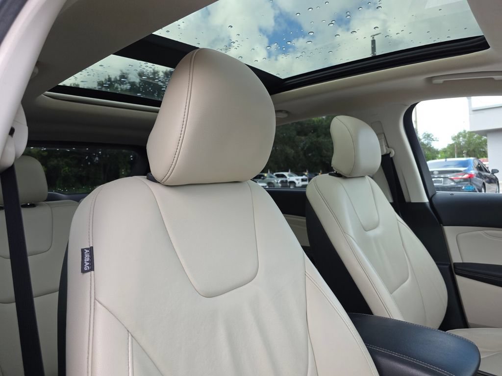 Used 2018 Ford Edge Titanium w/ Technology Package AWD/4WD image 16