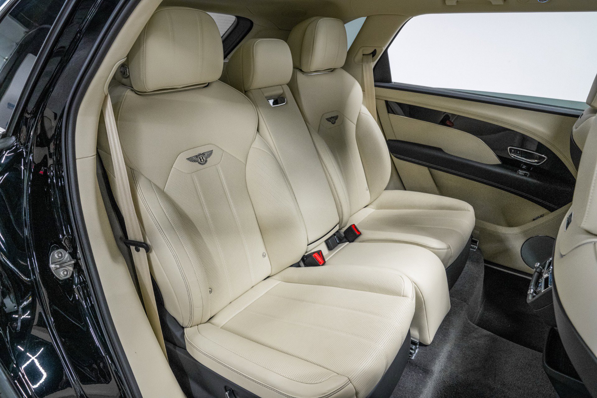 Used 2024 Bentley Bentayga Extended Wheelbase image 32