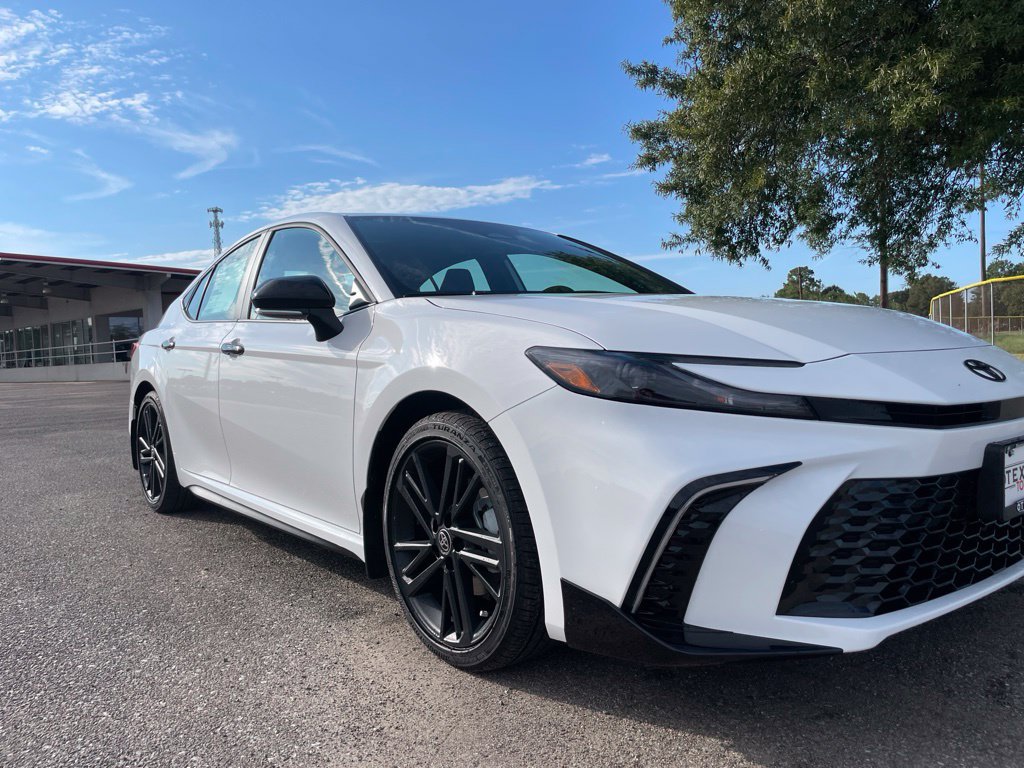 New 2026 Toyota Camry Hybrid FWD image 9