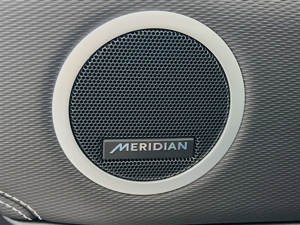 Used 2025 Land Rover Discovery Dynamic SE image 19