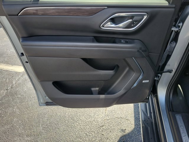 Used 2024 Chevrolet Suburban LT RWD image 17