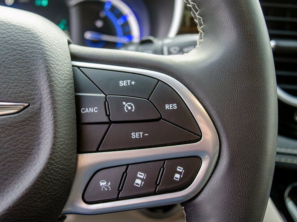 Used 2023 Chrysler Pacifica Limited image 14